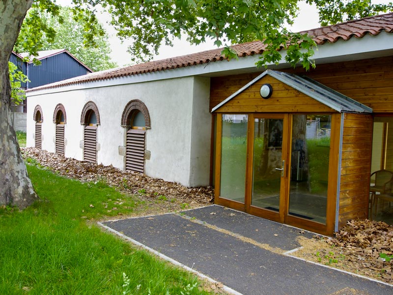 Photo de l'entrée rénovée de la maison funéraire de Rive-de-Gier (42-Loire), dans les anciens locaux d'exploitation minière rénové par Pierre Scodellari, architecte DPLG sur Loire et Rhône-Alpes Auvergne