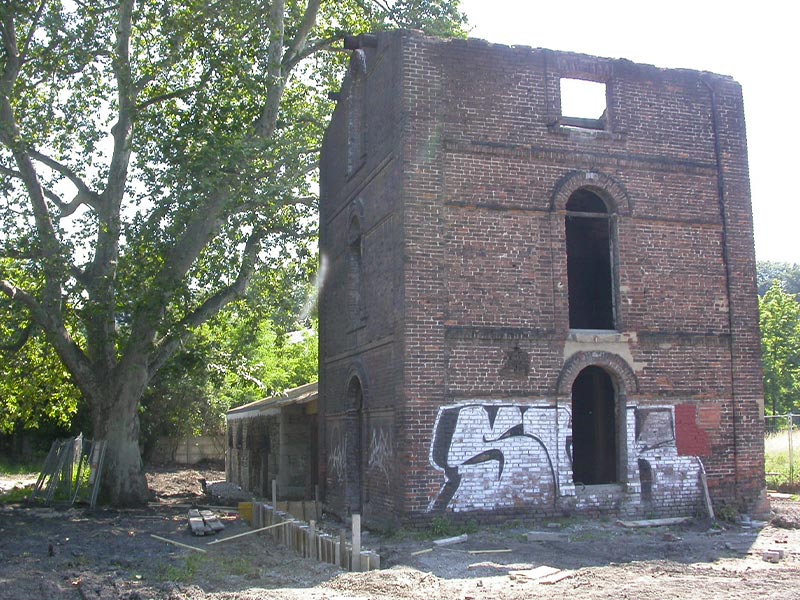 Photo de la tour avant rénovation de la maison funéraire de Rive-de-Gier (42-Loire), dans les anciens locaux d'exploitation minière rénové par Pierre Scodellari, architecte DPLG sur Loire et Rhône-Alpes Auvergne