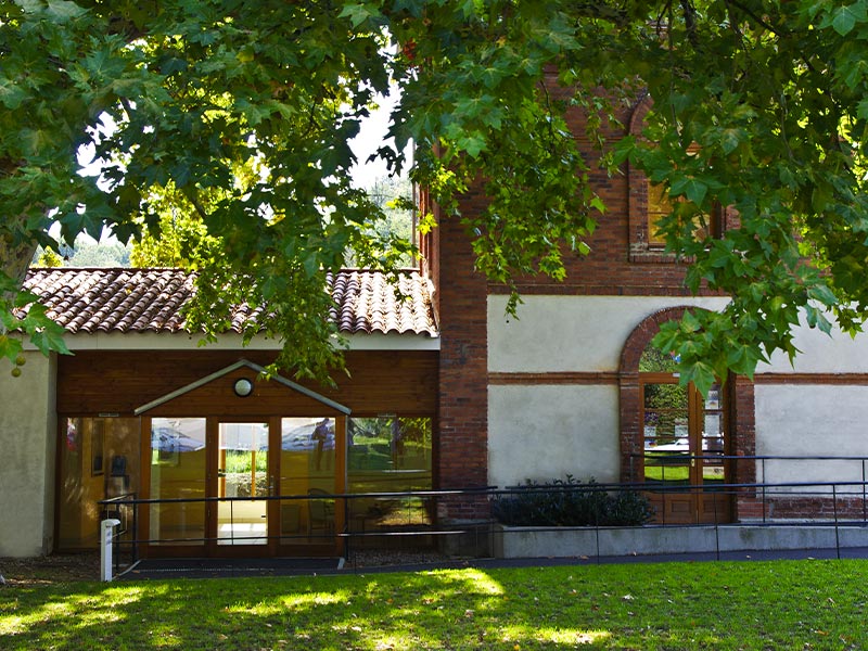 Photo après rénovation de la maison funéraire de Rive-de-Gier (42-Loire), dans les anciens locaux d'exploitation minière rénové par Pierre Scodellari, architecte DPLG sur Loire et Rhône-Alpes Auvergne