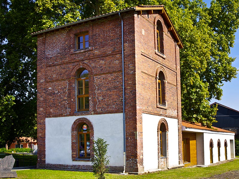 Photo après rénovation de la tour de la maison funéraire de Rive-de-Gier (42-Loire), dans les anciens locaux d'exploitation minière rénové par Pierre Scodellari, architecte DPLG sur Loire et Rhône-Alpes Auvergne