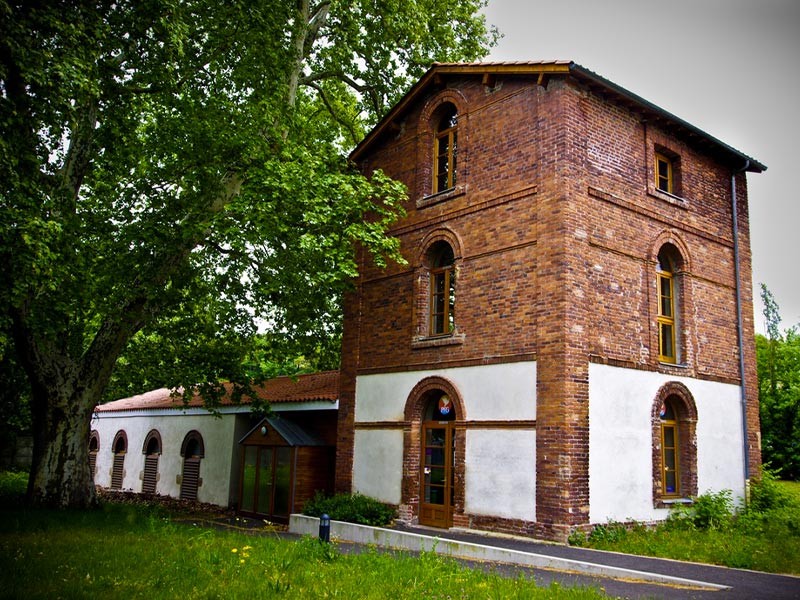 Photo de l'ensemble de de la maison funéraire de Rive-de-Gier (42-Loire), dans les anciens locaux d'exploitation minière rénové par Pierre Scodellari, architecte DPLG sur Loire et Rhône-Alpes Auvergne