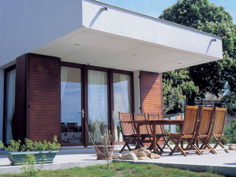 Photo de la terrasse et du jardin d'une maison Construction d'une maison individuelle d'architecte, architecte loire rhone alpes Auvergne Scodellari architecte