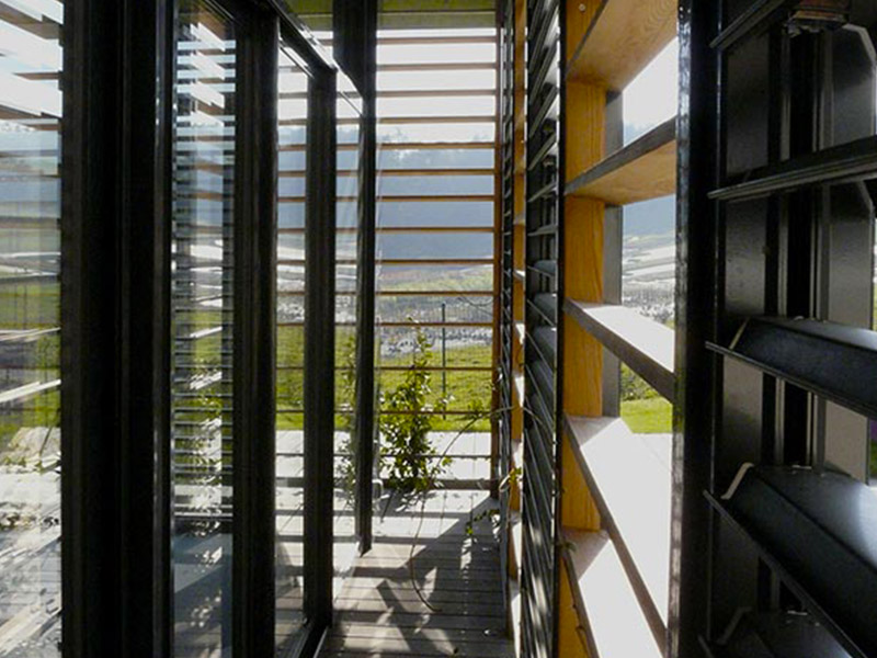 Photo de la vue du couloir depuis l'extension d'une maison individuelle à Saint Paul en Jarez dans la Loire. Architecte : Pierre Scodellari, architecte DPLD Loire - Atelier sc-a architecte Lyon et région Rhône-Alpes