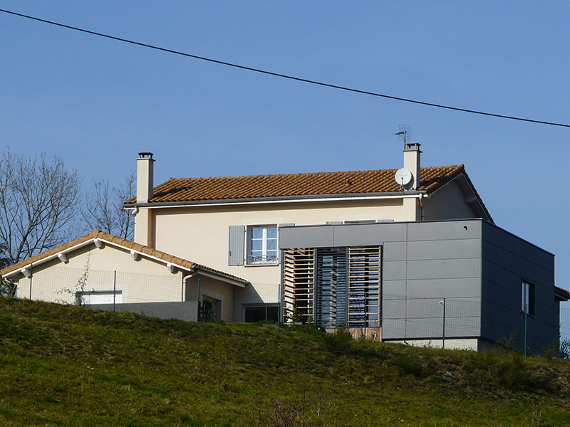 Photo en contre-plongée de l'extension d'une maison individuelle à Saint Paul en Jarez dans la Loire. Architecte : Pierre Scodellari, architecte DPLD Loire - Atelier sc-a architecte Lyon et région Rhône-Alpes