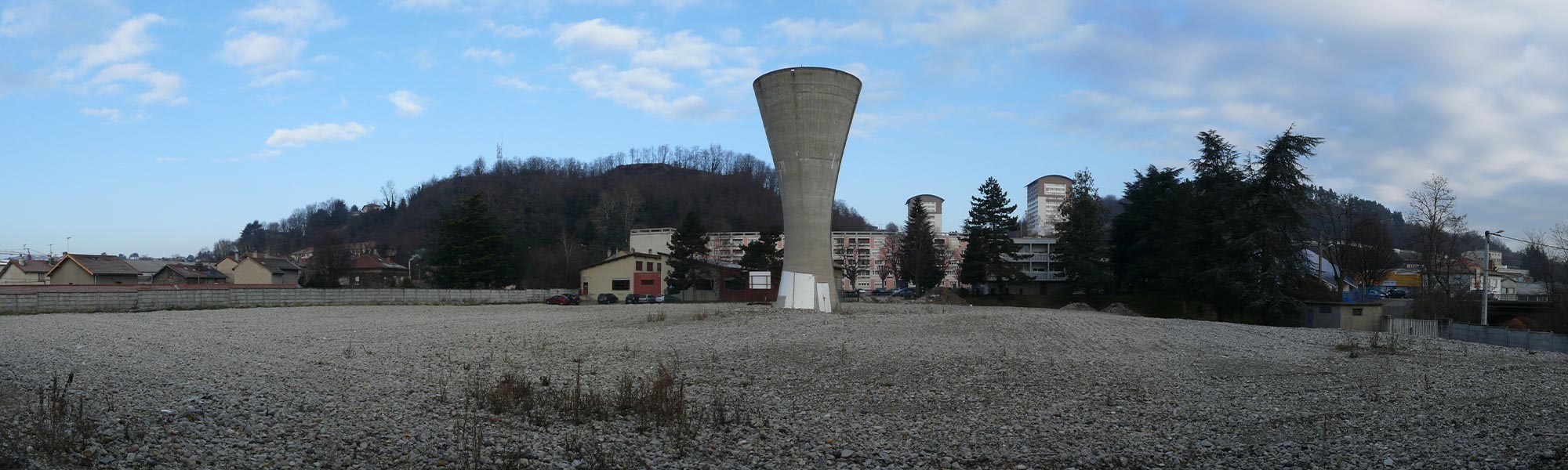 Photo du site des anciens abattoirs de Firminy : étude urbaine pour l'implantation de 60 nouveaux logements. Étude urbaine menée par Pierre Scodellari, architecte