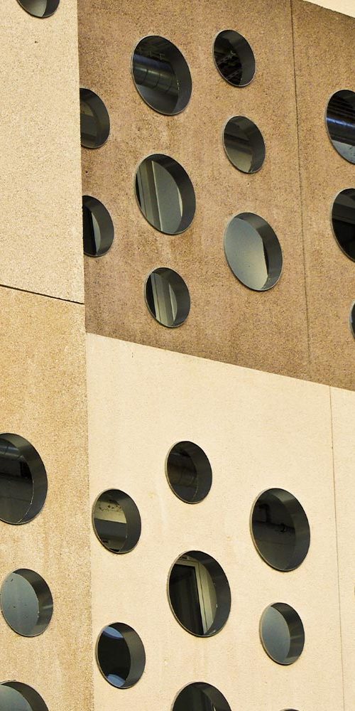 Photo de détail de la façade de la maison de l'emploi de Saint-Fons, projet de création de Pierre Scodellari, architecte DPLG Loire - Rhône-Alpes Auvergne