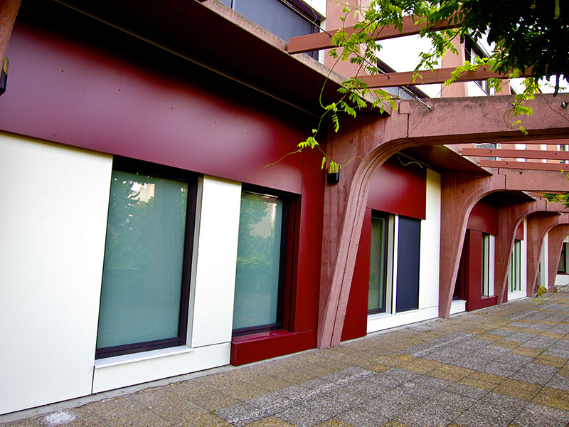 Photo de la façade est de la maison de l'emploi de Saint-Fons, projet de création de Pierre Scodellari, architecte DPLG Loire - Rhône-Alpes Auvergne