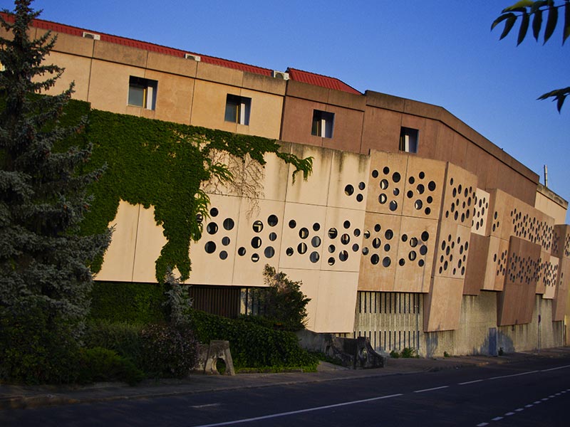 Photo de la façade ouest de la maison de l'emploi de Saint-Fons, projet de création de Pierre Scodellari, architecte DPLG Loire - Rhône-Alpes Auvergne
