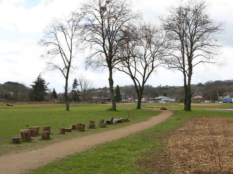 Photo du site d'ombrières pour le parc de la Brévenne à L'Arbresle (69), dessinées par Pierre Scodellari - Atelier sc-a - architecte et conception objet urbain