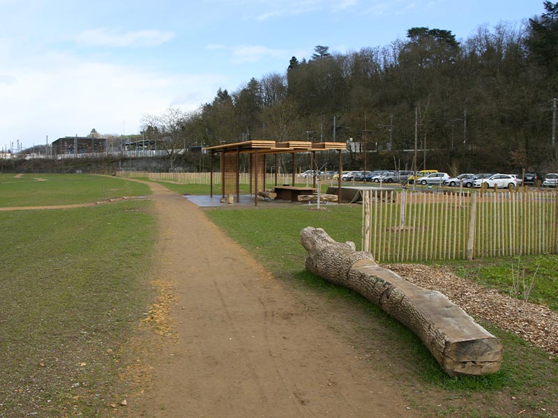 Photo d'ensemble d'ombrières pour le parc de la Brévenne à L'Arbresle (69), dessinées par Pierre Scodellari - Atelier sc-a - architecte et conception objet urbain