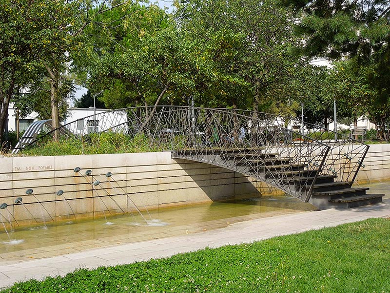 Photo de détail de de la passerelle enjambant le mur d'eau place du 8 mai 45 à Lyon 8e, dessinée par Pierre Scodellari architecte DPLG - Conception objets urbains