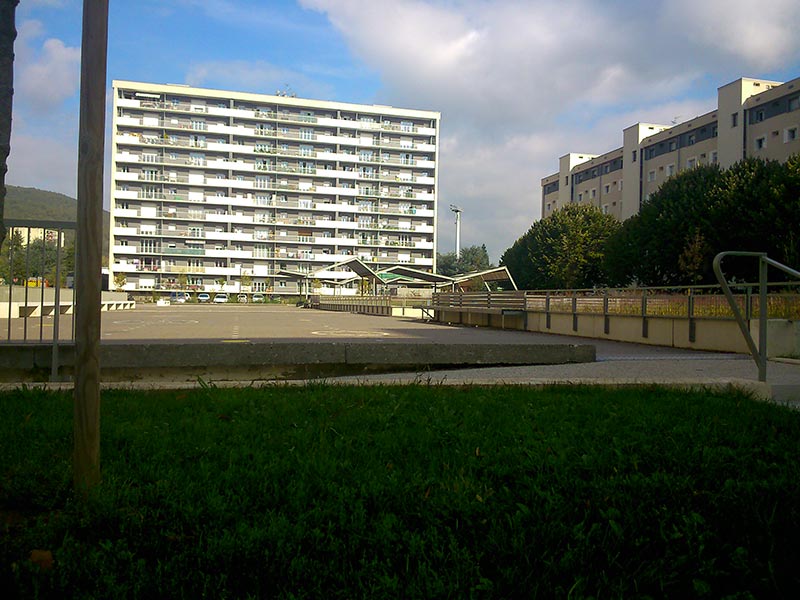 Site pour un projet de conception d'une pergolas urbaine dans le cadre de la résidentialisation du quartier Sierroz Franklin à Aix-les-Bains. Pierre Scodellari - Atelier sc-a - architecte et conception objets urbains