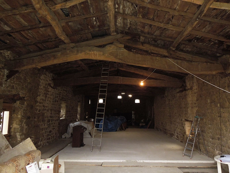 Photo de l'intérieur d'une grange, projet de réhabilitation d'une grange en logement d'habitation à Saint Appolinard dans la Loire, projet de Pierre Scodellari, architecte Lyon et sa Région, architecte Loire