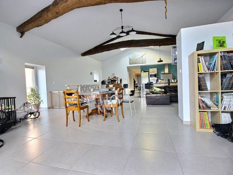 Photo de l'intérieur rénové d'un projet de réhabilitation d'une grange en logement d'habitation à Saint Appolinard dans la Loire, projet de Pierre Scodellari, architecte Lyon et sa Région, architecte Loire