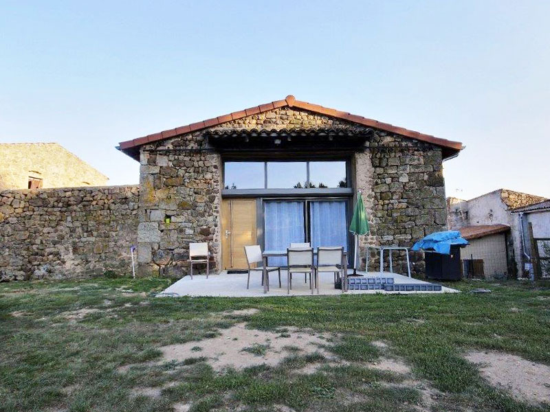 Photo de l'extérieur projet de réhabilitation d'une grange en logement d'habitation à Saint Appolinard dans la Loire, projet de Pierre Scodellari, architecte Lyon et sa Région, architecte Loire