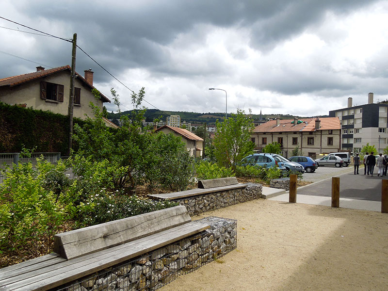 Photo d'extérieurs du groupe Pasteur à La Ricamarie dans la Loire : projet de rénovation énergétique, architecturale et paysagère pour cet ensemble de logements. Projet de Pierre Scodellari, architecte Loire - Atelier Sc-a, architecte Lyon et région