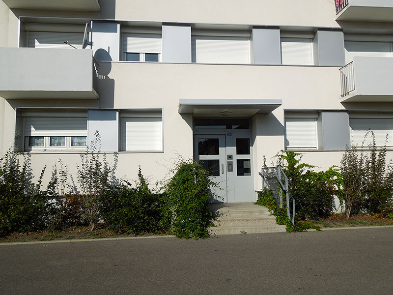 Photo de détail d'une entrée du groupe Pasteur à La Ricamarie dans la Loire : projet de rénovation énergétique, architecturale et paysagère pour cet ensemble de logements. Projet de Pierre Scodellari, architecte Loire - Atelier Sc-a, architecte Lyon et région