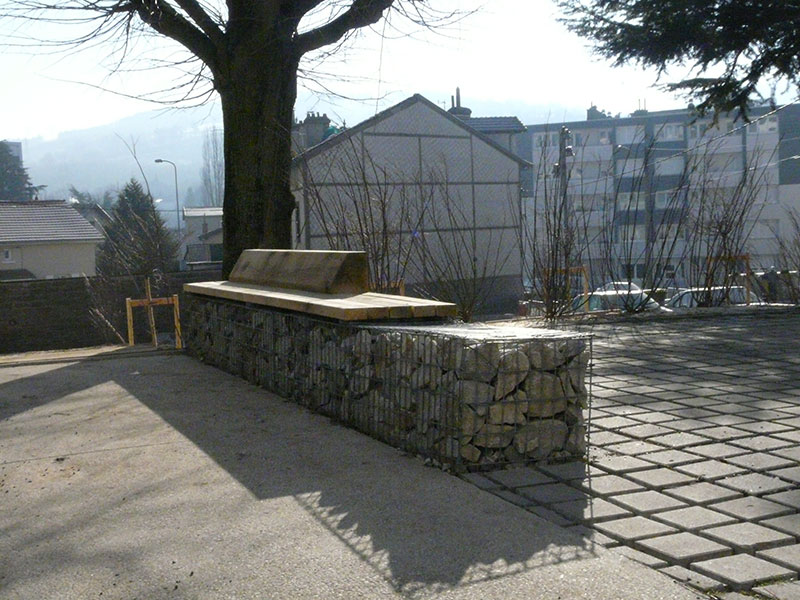 Photo de détail d'extérieurs du groupe Pasteur à La Ricamarie dans la Loire : projet de rénovation énergétique, architecturale et paysagère pour cet ensemble de logements. Projet de Pierre Scodellari, architecte Loire - Atelier Sc-a, architecte Lyon et région