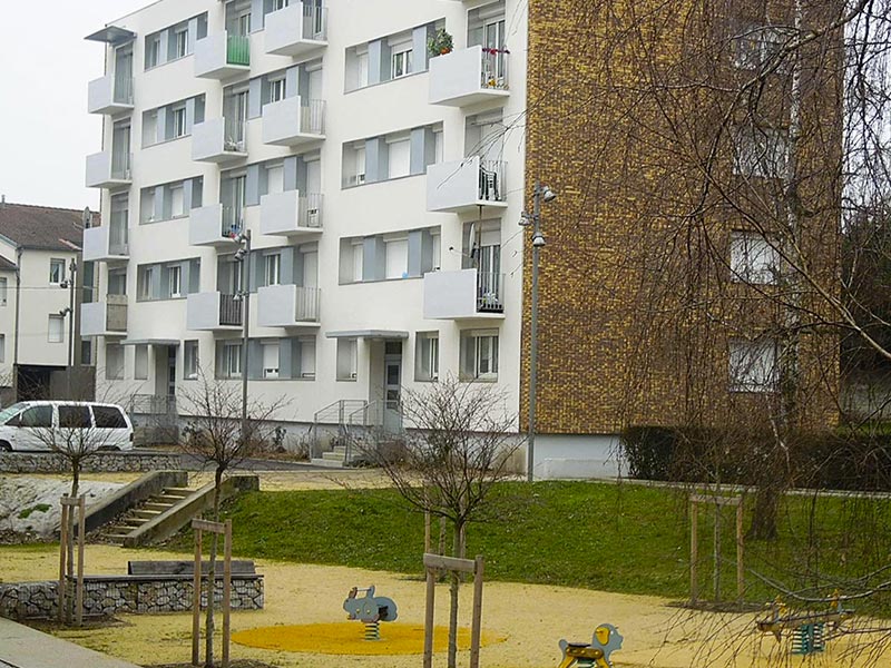 Photo d'ensemble du groupe Pasteur à La Ricamarie dans la Loire : projet de rénovation énergétique, architecturale et paysagère pour cet ensemble de logements. Projet de Pierre Scodellari, architecte Loire - Atelier Sc-a, architecte Lyon et région