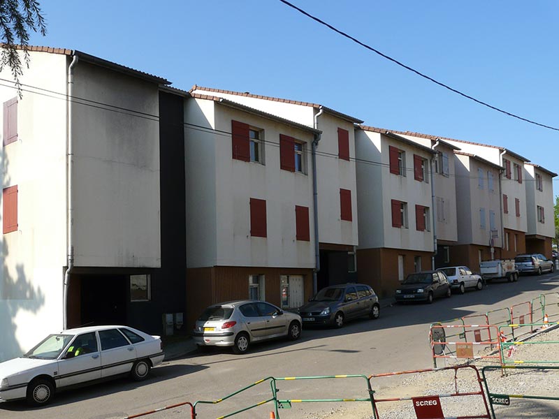 Photo de la rue du groupe Salamandre à La Ricamarie dans la Loire : projet de rénovation énergétique, architecturale et paysagère pour cet ensemble de logements. Projet de Pierre Scodellari, architecte Loire - Atelier Sc-a, architecte Lyon et région