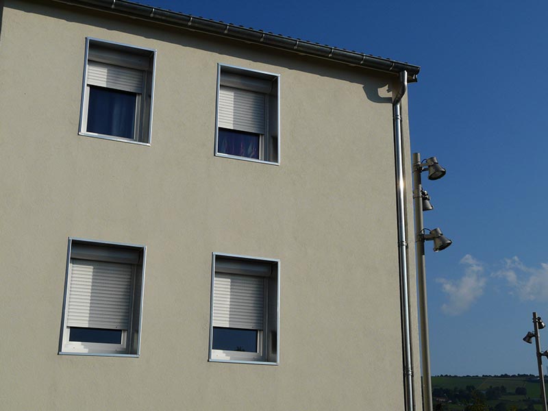 Photo de détail des fenêtres du groupe Salamandre à La Ricamarie dans la Loire : projet de rénovation énergétique, architecturale et paysagère pour cet ensemble de logements. Projet de Pierre Scodellari, architecte Loire - Atelier Sc-a, architecte Lyon et région